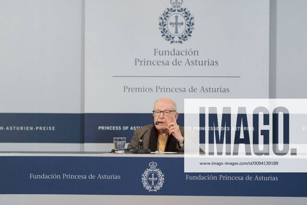 Spain: Press Conference Peter Brook The Princess of Asturias Award for the Arts, Peter Brook appeared before the press during press conference at the Reconquista Hotel in Oviedo, Spain. Oviedo Asturias Spain AlbertoxBreversxGonzález