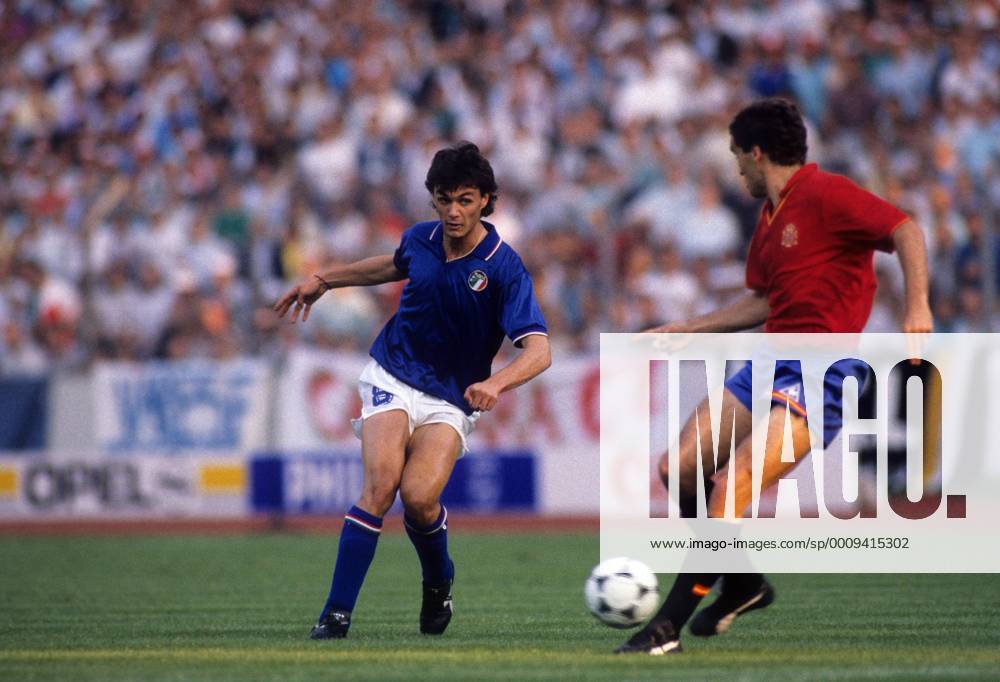 Euro 1988 in Frankfurt am Main - Italien - Spanien 1:0 - Paolo Maldini (Italien, li.)