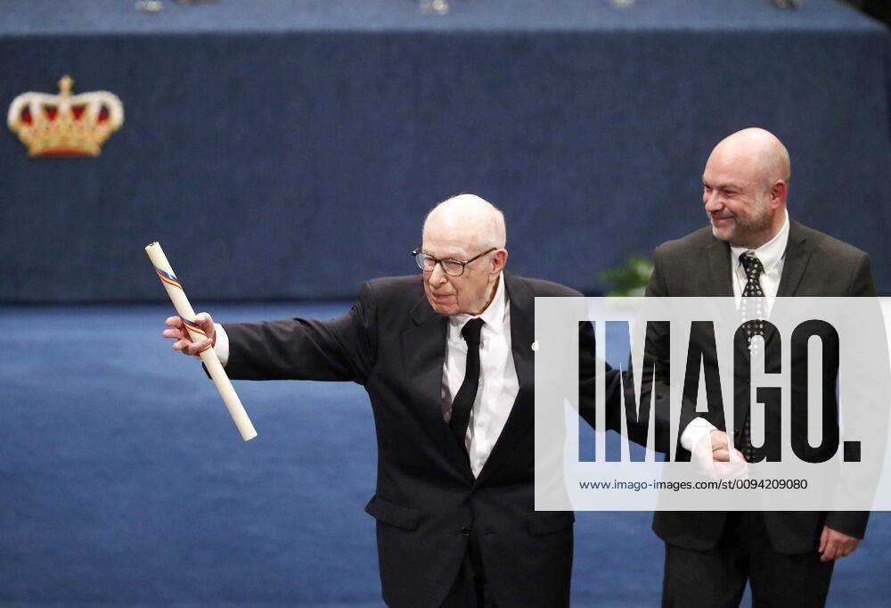 British playwright Peter Brook (L) receives an ovation after being awarded with the Princess of Asturias 2019 Award of Arts at the 39th edition of the Princess of Asturias Awards ceremony held at Campoamor Teather in Oviedo, Asturias, northern Spain, 19 October 2019. The Princess of Asturias Awards are given every year to personalities or organizations from all around the world who make significant achievements in the sciences, arts, literature, humanities and sports. Princess of Asturias Awards ceremony !ACHTUNG: NUR REDAKTIONELLE NUTZUNG!