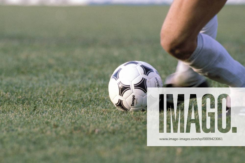 Euro 1980 in Neapel - Fussballer am Adidas Tango Ball