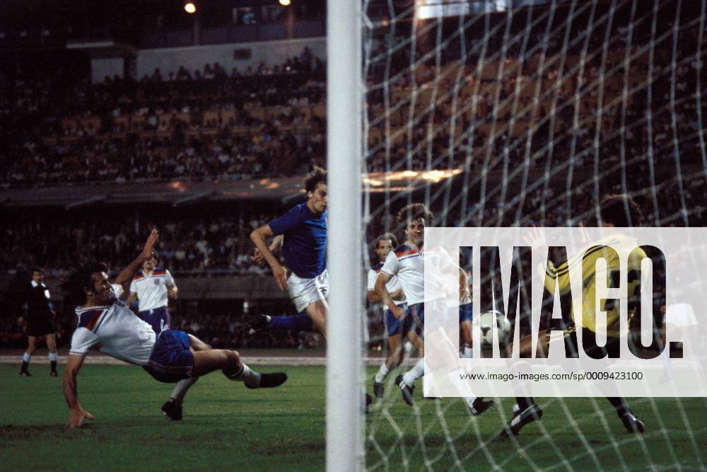 EM 1980 in Turin - Italien - England 1:0 - Marco Tardelli (Italien, Mitte) erzielt das Tor zum 1:0 gegen Torwart Peter Shilton (re.), Kevin Keegan (2.v.re.) und Dave Watson (alle England)
