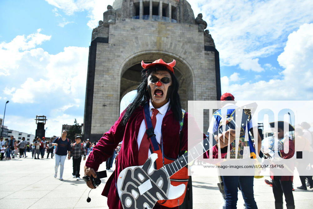 Annual Zombie Walk in Mexico City MEXICO CITY, MEXICO - OCTOBER 19: A participant disguised as clown is seen taking part during the march of annual Zombie Walk at Monumento of Revolucion on October 19, 2019 in Mexico City, Mexico