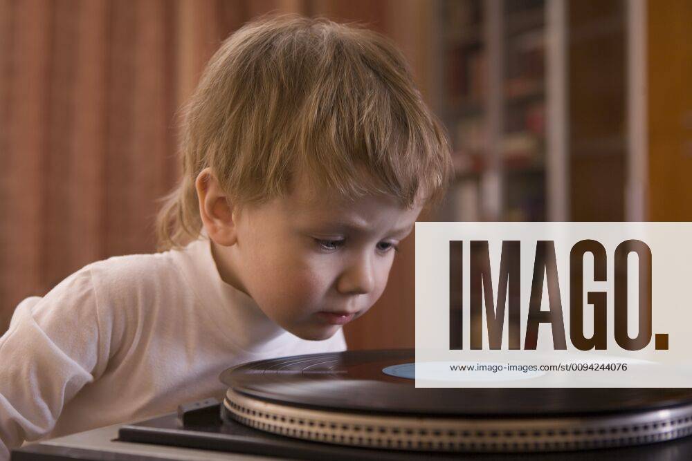 Boy listening to record player,model released, Symbolfoto,property released 03B89984