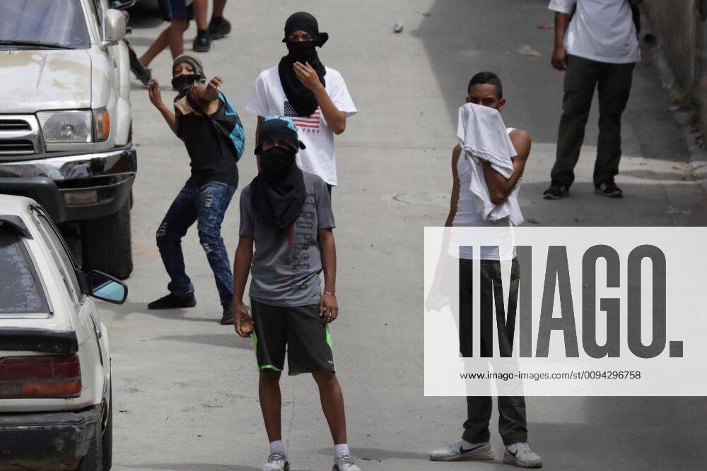 Protesters clash with police during a demonstration to ask the resign of President Juan Orlando Hernández, in Tegucigalpa, Honduras, 21 October 2019. Demonstration in Honduras against President Juan Orlando Hernández !ACHTUNG: NUR REDAKTIONELLE NUTZUNG!