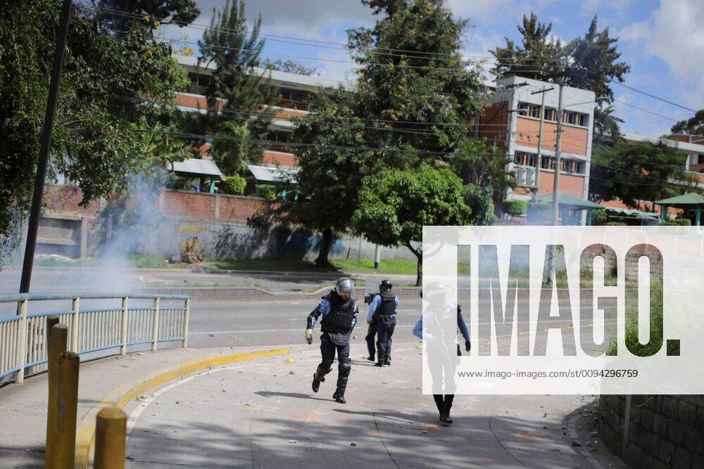 Protesters clash with police during a demonstration to ask the resign of President Juan Orlando Hernández, in Tegucigalpa, Honduras, 21 October 2019. Demonstration in Honduras against President Juan Orlando Hernández !ACHTUNG: NUR REDAKTIONELLE NUTZUNG!