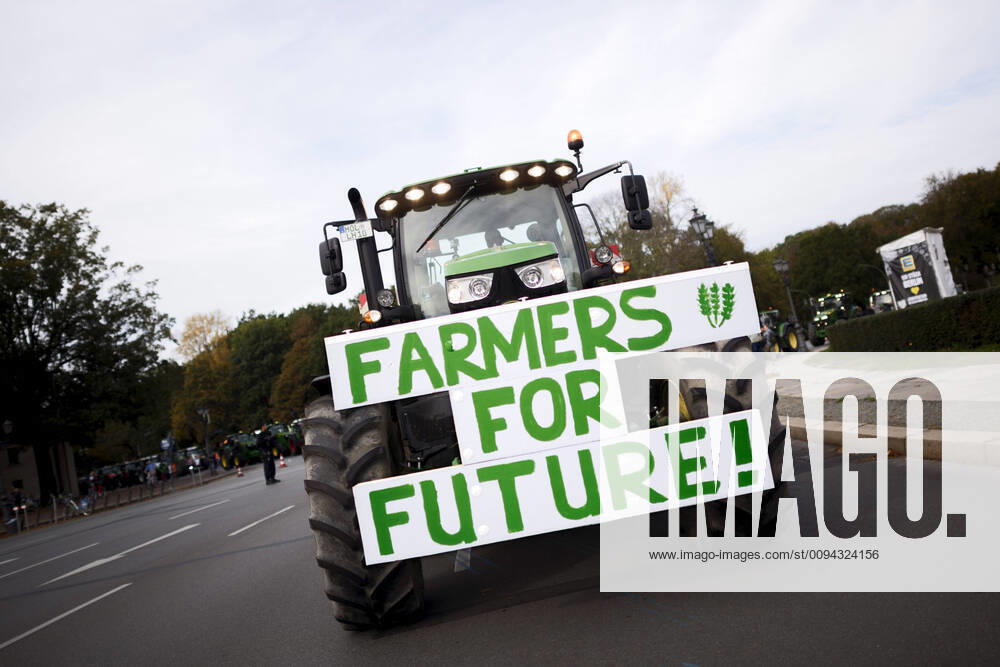 Farmers Protest Agricultural Policy DEU, Deutschland, Germany, Berlin, 22.10.2019 Bauern protestieren mit ihren Traktoren mit Transparent Farmers For Future im Rahmen einer Sternfahrt bei der Demonstration von Landwirten unter dem Motto Land Schafft Verbindung Wir Rufen Zu Tisch gegen die Agrarpolitik und das Agrarpaket der Bundesregierung vor der Siegessaeule in Berlin. Mit der Unterstuetzung vom Deutschen Bauernverband demonstrieren Landwirte auch fuer den Erhalt der Familienbetriebe, gegen das Massennahmenpaket der Regierung zum Umweltschutz und Tierschutz, gegen die Aenderungen der Duengeverordnung, gegen Bauernbahsing, Protesters and Farmers with sign Farmers For Future at a march as they ride tractors from Brandenburg into the city center to protest the new agriculture legislation at the Victory Column on October 22, 2019 in Berlin