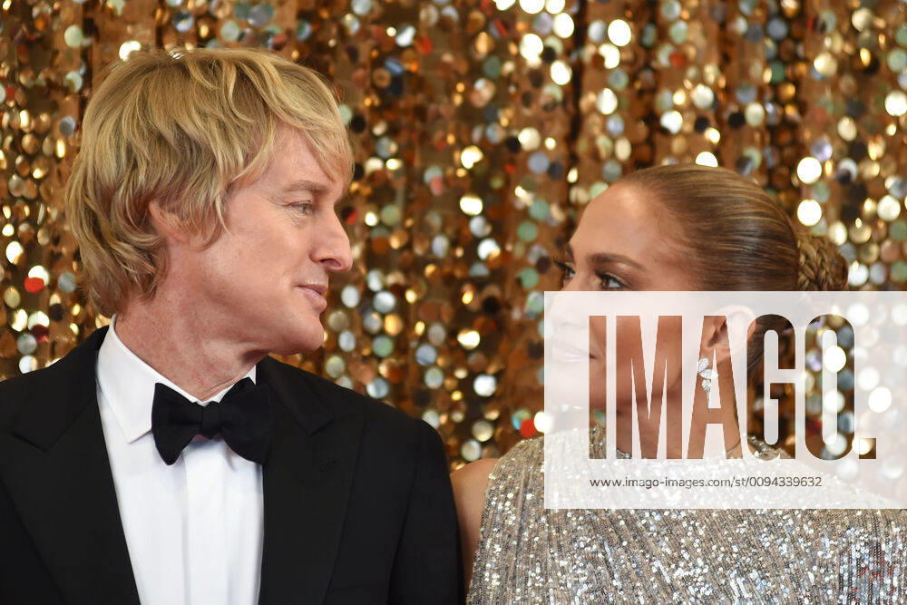 October 22, 2019 New York City..Owen Wilson and Jennifer Lopez on location filming à Marry Me on October 22, 2019 in New York City. New York USA - ZUMAny1_ 20191022_zaf_ny1_026