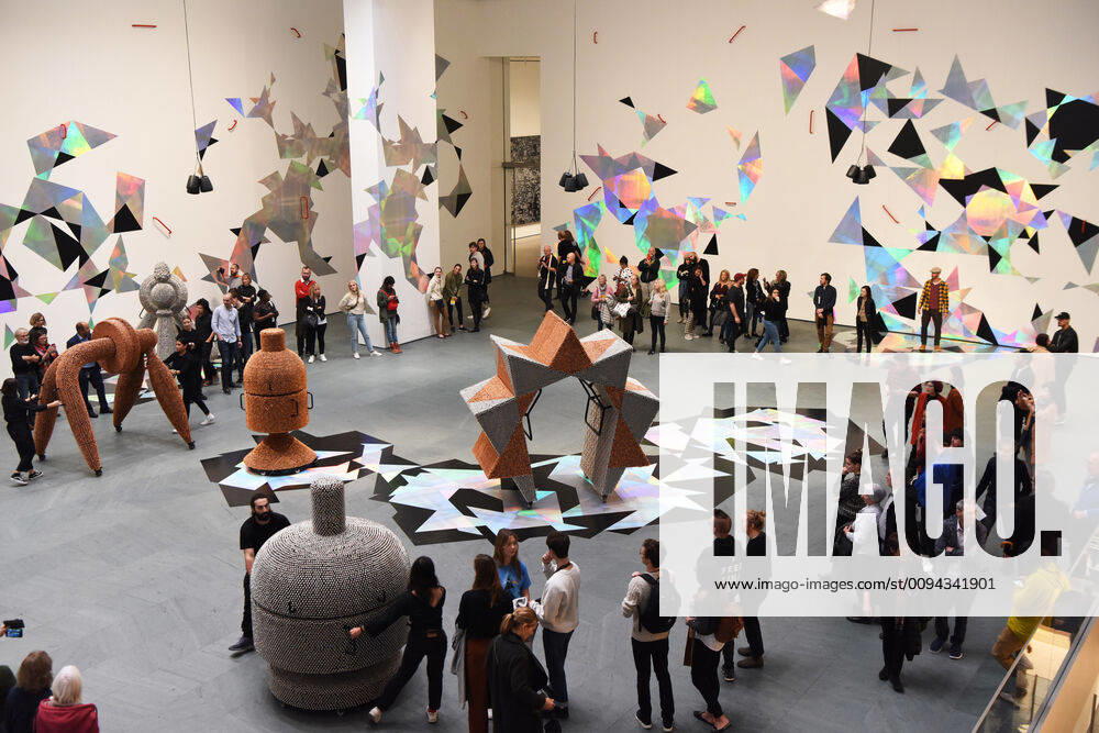 Bilder des Jahres 2019, Entertainment 10 Oktober (191023) -- NEW YORK, Oct. 23, 2019 -- Visitors view the installation Handles in the Museum of Modern Art (MoMA) in Manhattan of New York, the United States, Oct. 22, 2019. MoMA was reopened to the public on Monday after being closed since June 15 for renovation and reorganization of its galleries. ) U.S.-NEW YORK-MOMA-REOPENING HanxFang