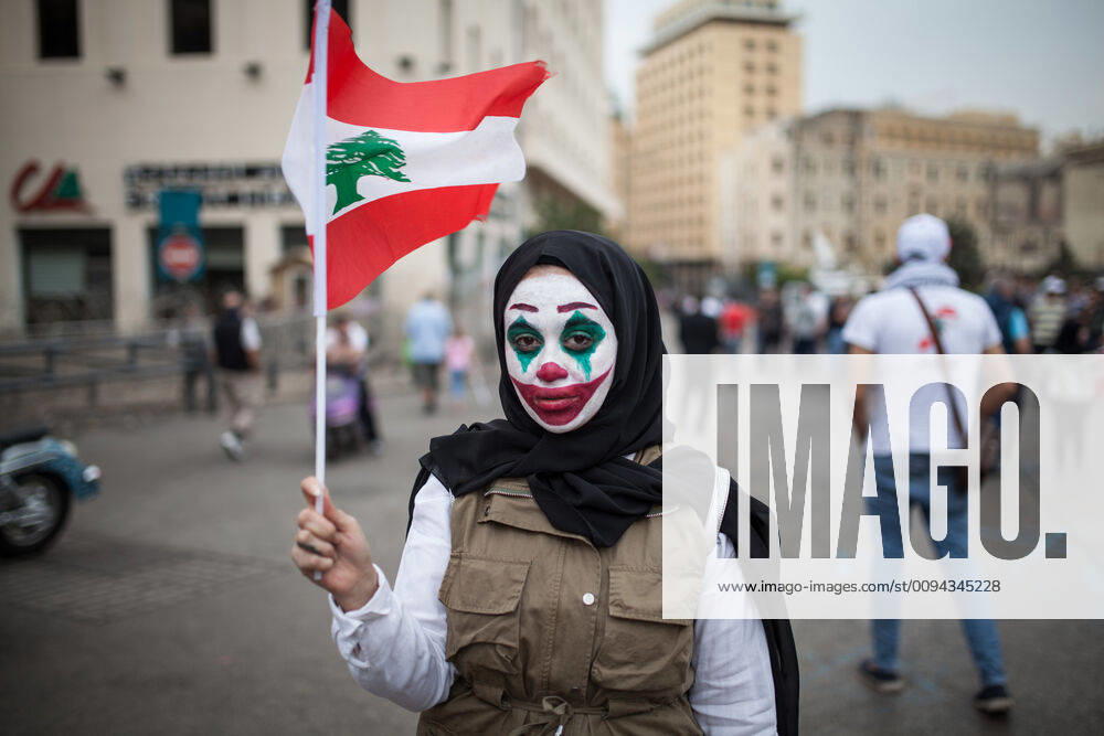 Bilder des Jahres 2019, News 10 Oktober Morning. Protesters organize to clean up after the previous day s rallies. Some walls are covered with tags and graffiti that proclaim -revolution- or -hope.- BilalxTarabeyx Pictorium LePictorium_0217174