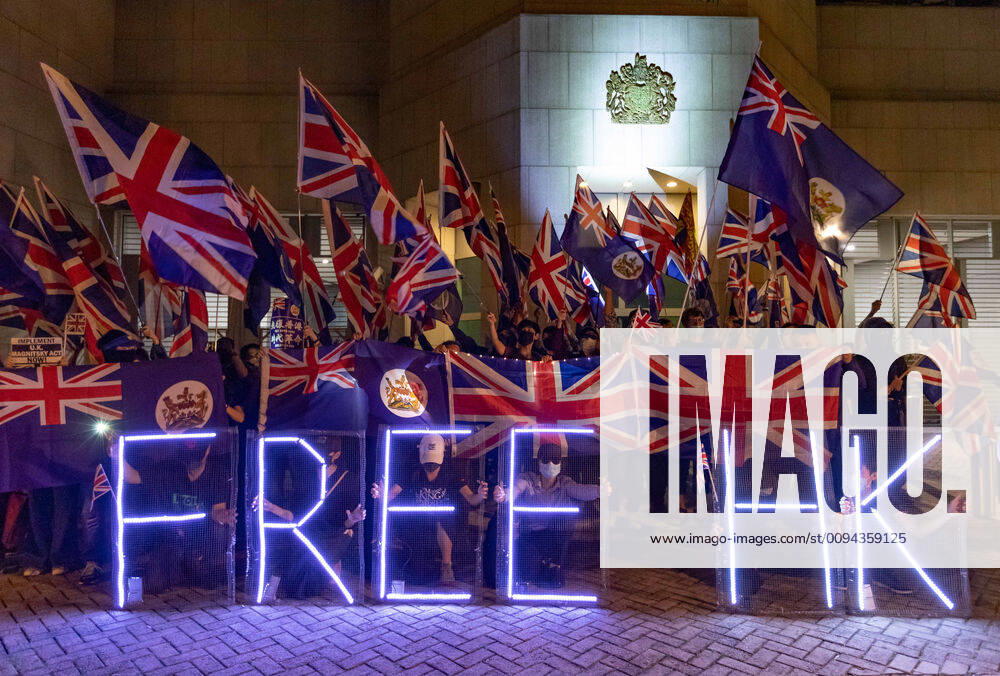 Bilder des Jahres 2019, News 10 Oktober October 23, 2019, Hong Kong, China: Masked protesters hold a free HK sign outside the British Consulate, Urging the British government to support the motion debate in House of Lords of second citizenship for Hong Kong people. Hong Kong China - ZUMAs197 20191023_zaa_s197_072
