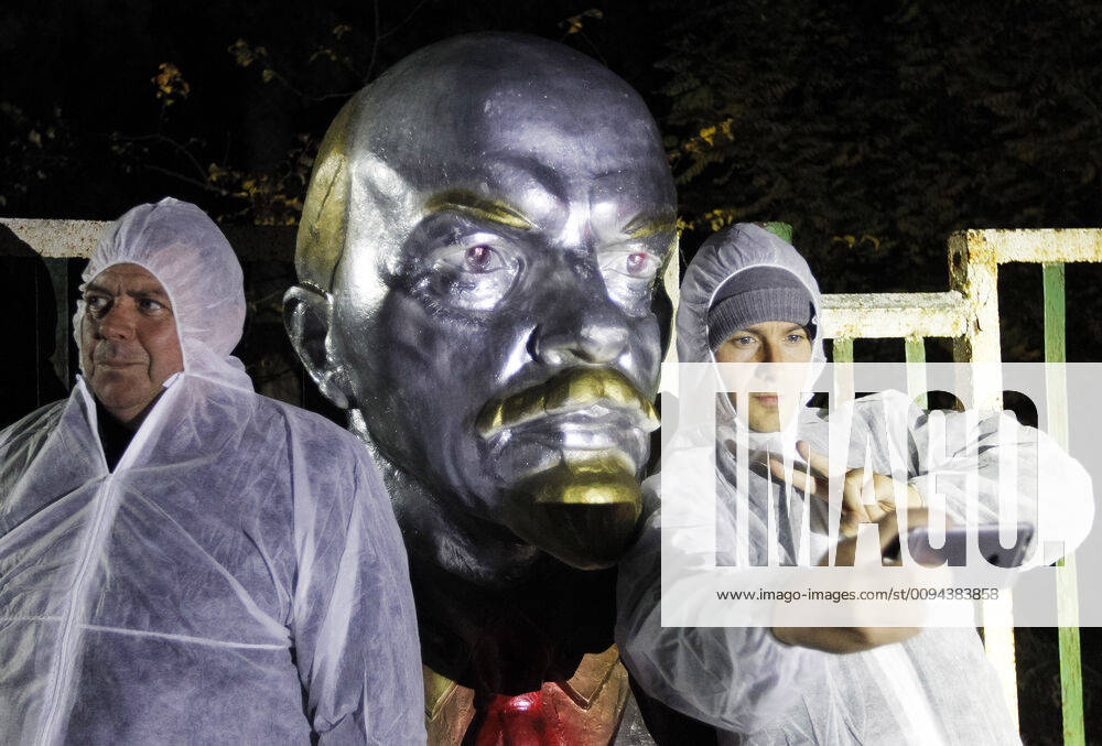 Bilder des Jahres 2019, News 10 Oktober October 23, 2019, Kiev, Ukraine: Visitors pose for selfie with a sculpture of Soviet leader Vladimir Lenin, during a press tour in Chernobyl Exlusion Zone in Kiev region, Ukraine, on 23 October 2019. After the premiere of Chernobyl by HBO miniseries a tourist boom has increased in several times, as local media reported. Kiev Ukraine - ZUMAg194 20191023_zap_g194_007