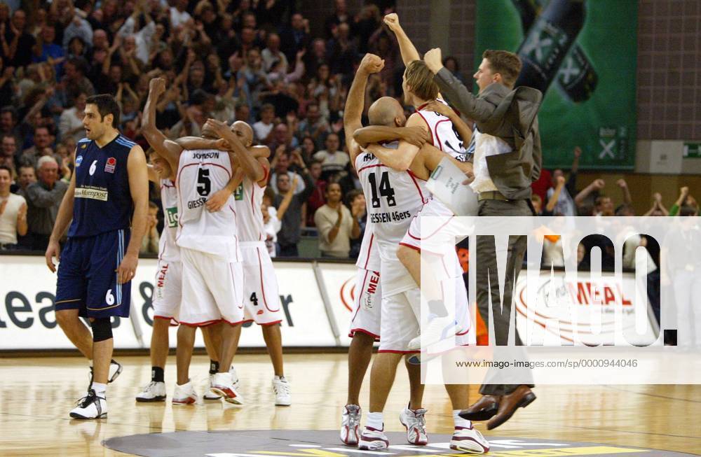 Schlußjubel Gießen Basketball 1. BL Herren BBL 2003 2004, Gießen 46ers, Vdig Gruppe Gießen Begeisterung, Freude,