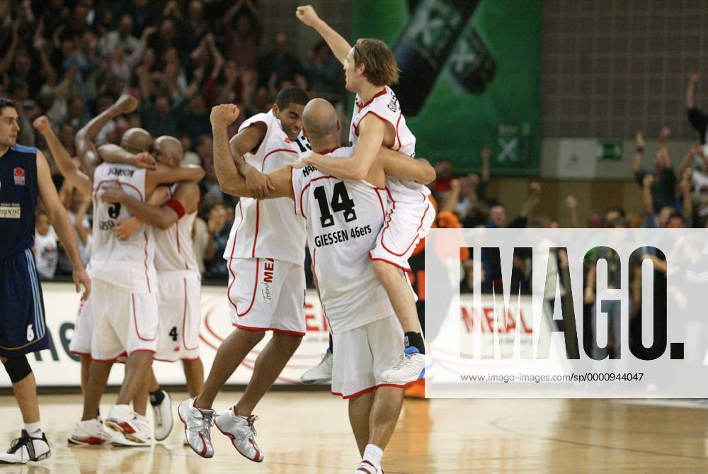 Schlußjubel Gießen Basketball 1. BL Herren BBL 2003 2004, Gießen 46ers, Vdig Gruppe Gießen Begeisterung, Freude,