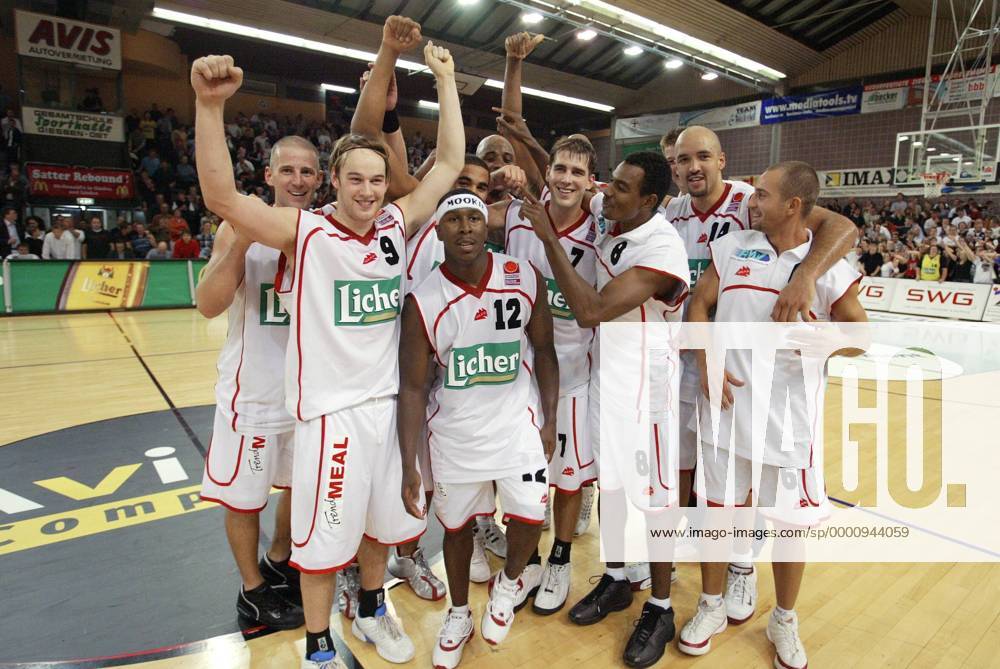Schlußjubel Gießen, v. li.: Jason Maile, Logo Gunnarsson, John Thomas, David Graves, Adamou, Florian Hartenstein und Sebastian Szymanski (alle Gießen) Basketball 1. BL Herren BBL 2003 2004, Gießen 46ers, Vdig Gruppe Gießen Begeisterung, Freude,