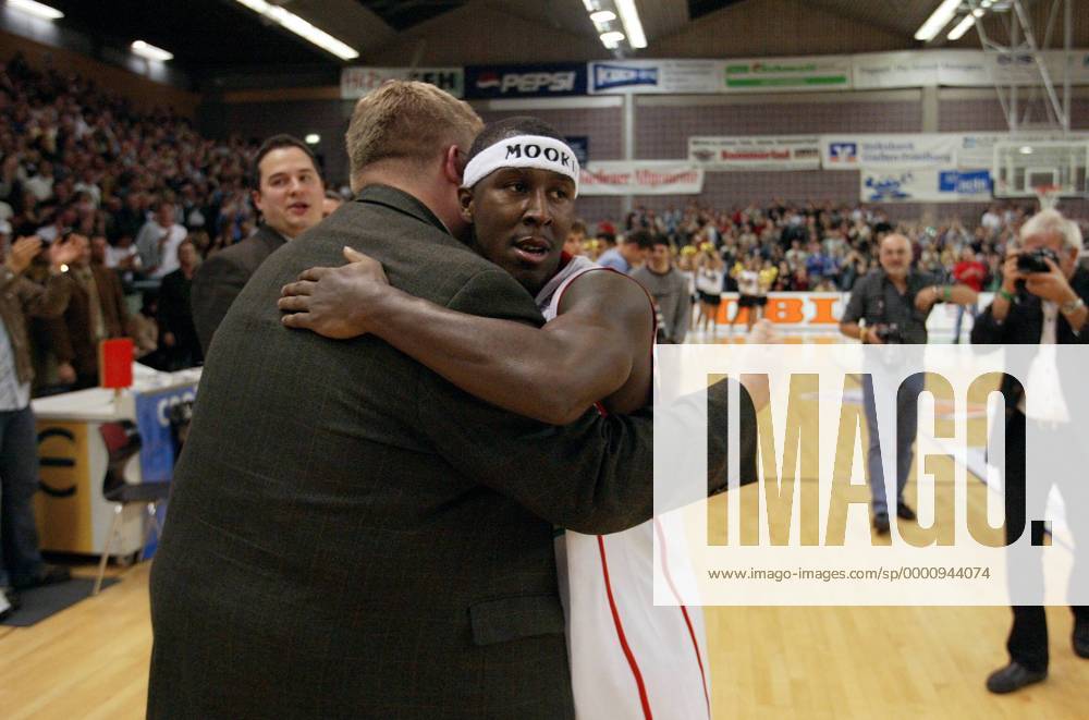 John Thomas (re.) umarmt Manager Jens Ihle (beide Gießen) Basketball 1. BL Herren BBL 2003 2004, Gießen 46ers, Vdig Gruppe Gießen Begeisterung, Freude,