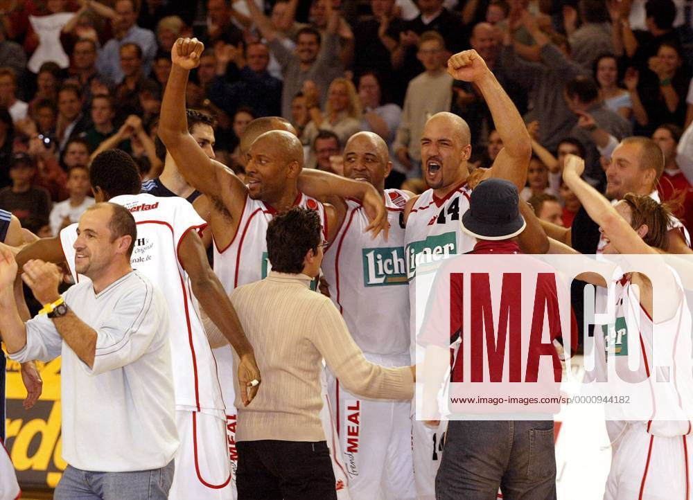 Schlußjubel Gießen: v. li.: Wilbur Johnson, Mike Mitchell und Florian Hartenstein (alle Gießen) freuen sich mit ihren Fans Basketball 1. BL Herren BBL Saison 2003 2004, Gießen 46ers, Vdig Gruppe Gießen Begeisterung, Freude,