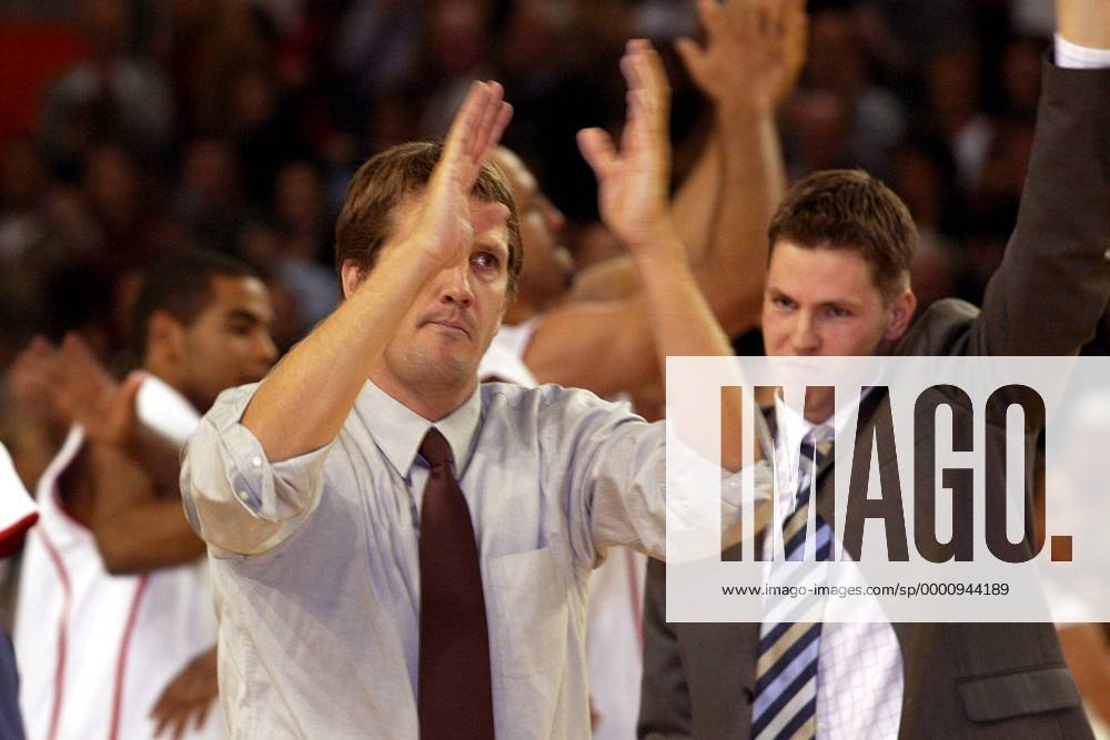 Trainer Chris Finch (li.) und Co-Trainer Thorsten Leibenath (beide Gießen) bedanken sich bei den Anhängern Basketball 1. BL Herren BBL Saison 2003 2004, Gießen 46ers, Vdig Gruppe Gießen Begeisterung, Freude,