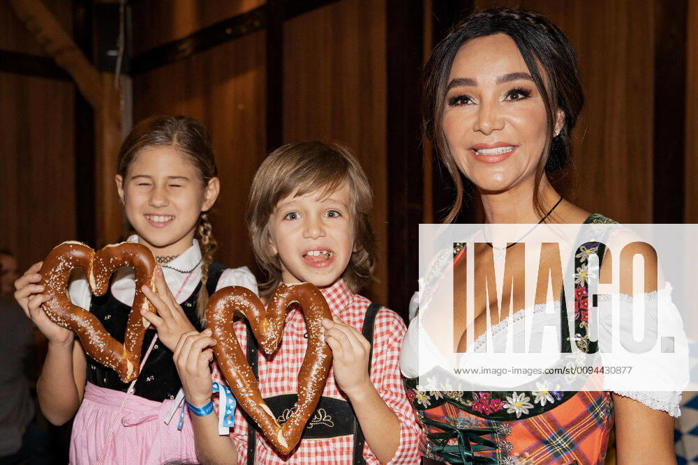 Oktoberfest 2019 in the Höfbräuhhaus Speersort in Hamburg Charity Gaudi in favour of the Förderverein Universitäres Herzzentrum Hamburg e V Minu Lehmann Daughter of Shima Lehmann Rocco Pooth with mother Verona Pooth from left Oktoberfest 2019 in the Höfbräuhhaus Speersort in Hamburg Charity Gaudi in favour of the Förderverein Universitäres Herzzentrum Hamburg e V ,