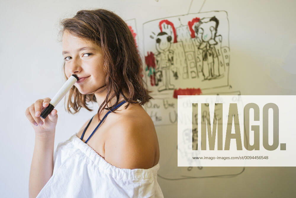 IMAGO Creative: Digitale Welt, Verzicht auf Technologie Portrait of smiling girl drawing on a whiteboard model released Symbolfoto property released DLTSF00232