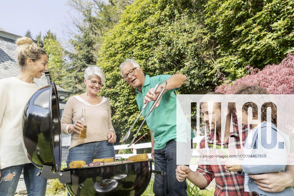 Extended family having a barbecue in garden model released Symbolfoto property released MJFKF00047