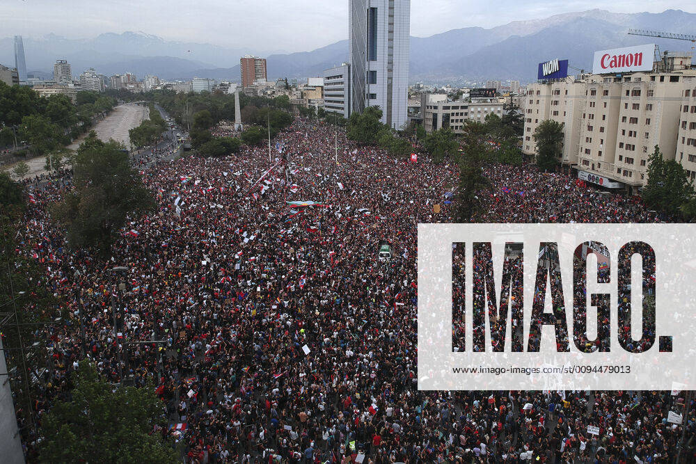 Thousands of demonstrators fill Italy Square in protest against the system after a week of social mobilizations Andres Pina Aton Chile, Santiago Chile Aton 364253