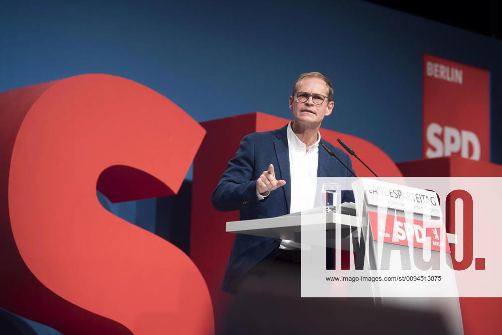 Michael Mueller - Parteitag SPD Berlin DEU, Deutschland, Germany, Berlin, 26.10..2019 Rede von Michael Mueller, Regierender Buergermeister von Berlin SPD und Vorsitzender der Berliner SPD, auf dem Landesparteitag der Berliner SPD in Berlin. Hauptpunkte auf dem Parteitag sind die Fragen einer moeglischen Enteignung von Immobilien und die Verbeamtung von Lehrern. Michael Mueller, governing Mayor of Berlin and leader of the SPD in Berlin, at a state party congress of the SPD Social Democratic Party in Berlin, Germany. Focus of the conference are the issues of a possible expropriation Deutsche Wohnen and of whether Berlin should again make teachers civil servants.