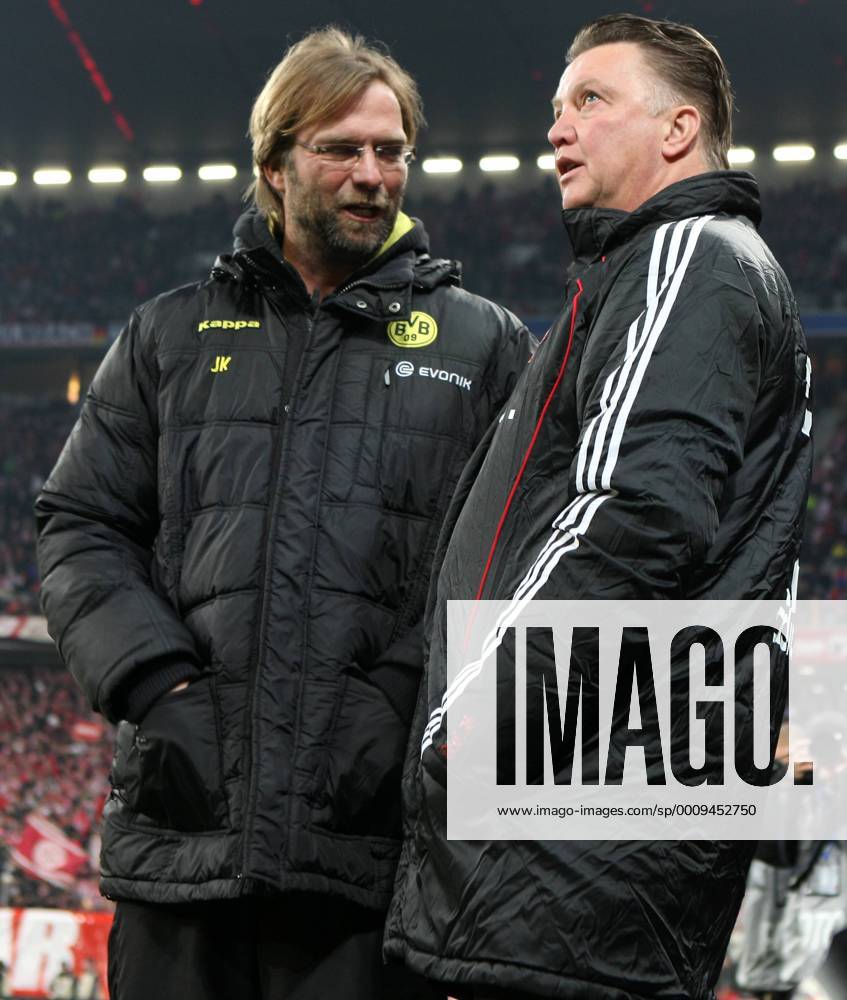 Allianz Arena, 1. Fußball-Bundesliga, FC Bayern München vs. Borussia Dortmund, Trainer Jürgen Klopp (BvB) und Trainer Louis van Gaal (Bayern) im Gespräch 26.02.2011, Allianz Arena, German Football Bundesliga, FC Bayern München vs. Borussia Dortmund