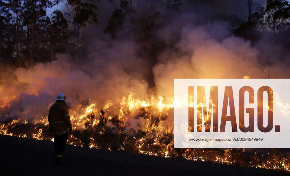 Bilder des Jahres 2019, News 10 Oktober NSW BUSHFIRES, An RFS crewman watches a back burn along Aerodrome road, Nabiac , Sunday, October 27, 2019. Almost 1200 firefighters are tackling large bushfires on the NSW mid-north coast among scores of blazes around the state. ( NO ARCHIVING, , NO USE IN BOOKS WITHOUT CONSENT FORSTER NSW AUSTRALIA