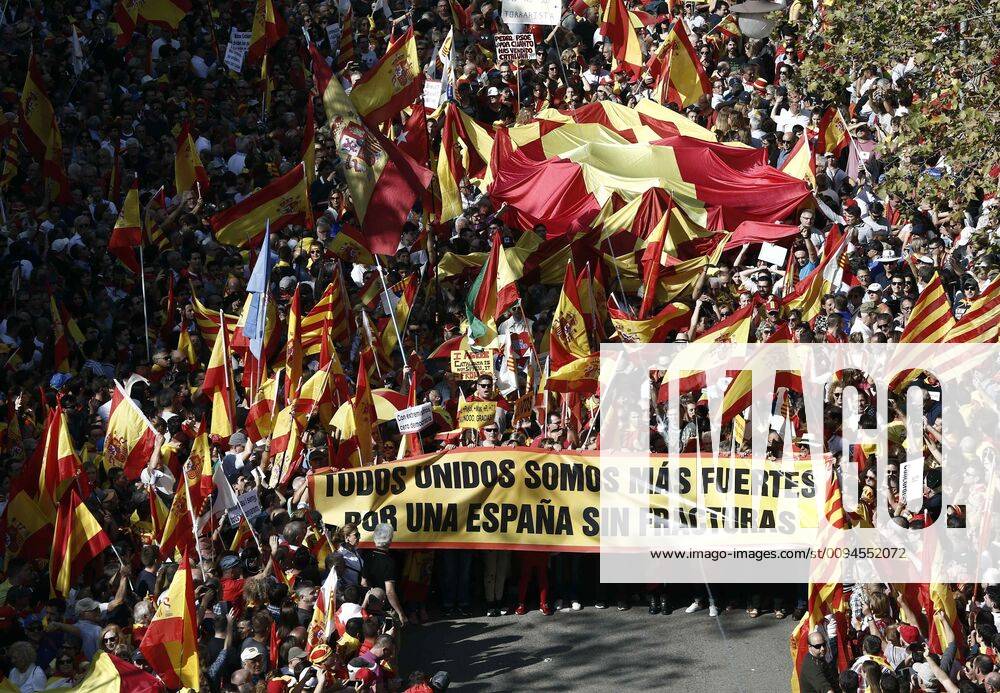 Several people hold a banner reading All United are stronger. For a Spain Without Ruptures as thousand people attend rally against Catalan pro-independent process in downtown Barcelona, Catalonia, Spain, 27 October 2019.the rallyh was organized by the pro-Spain Catalan group Societat Civil Catalana (Catalan Civil Society). Pro-Spain rally held in Barcelona !ACHTUNG: NUR REDAKTIONELLE NUTZUNG!