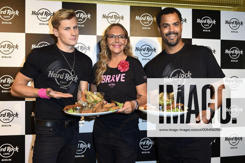 Lukas Sauer, Natascha Ochsenknecht and Patrice Bouedibela wait in the Hard Rock Cafe Berlin, 27 10 2019, as part of the Pinktober Charity Campaign for the benefit of the organisation Brustkrebs Deutschland e V. Foto:xN.xKubelkax xFuturexImage