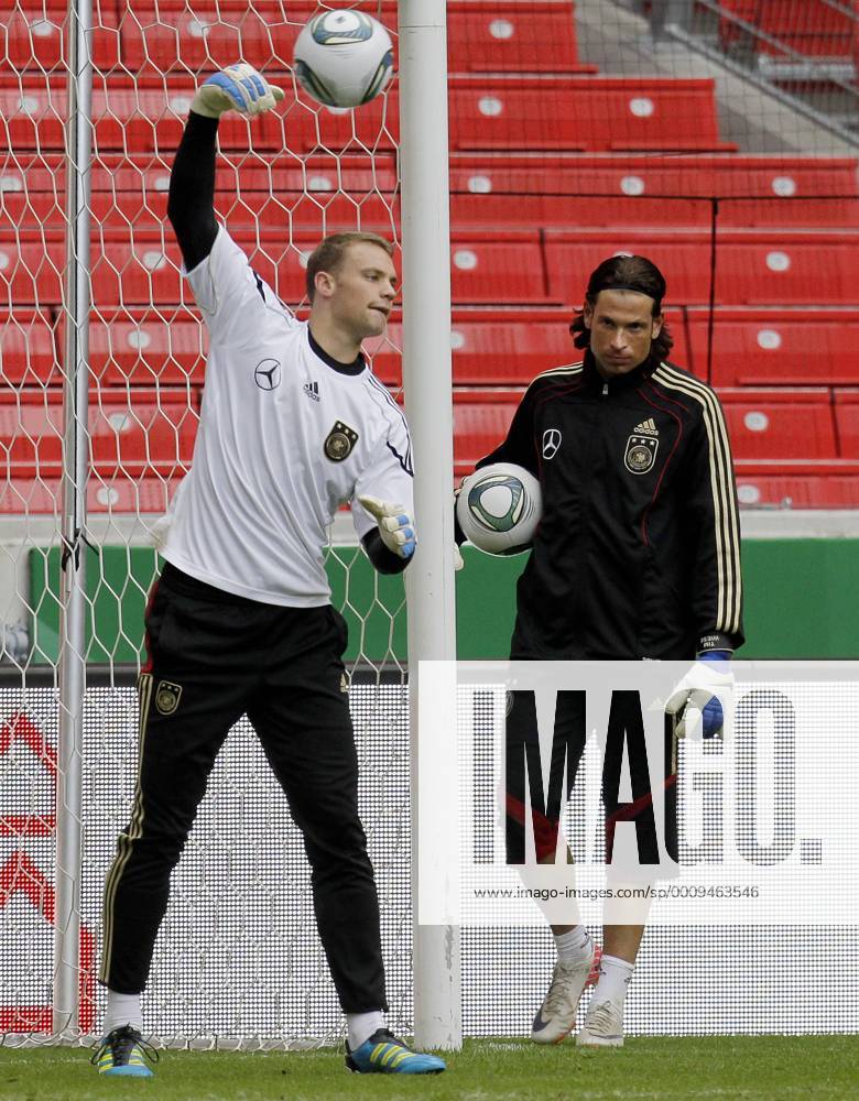 Fussball Nationalmannschaft Deutschland Training in der Mercedes Benz Arena von links: Manuel Neuer Tim Wiese