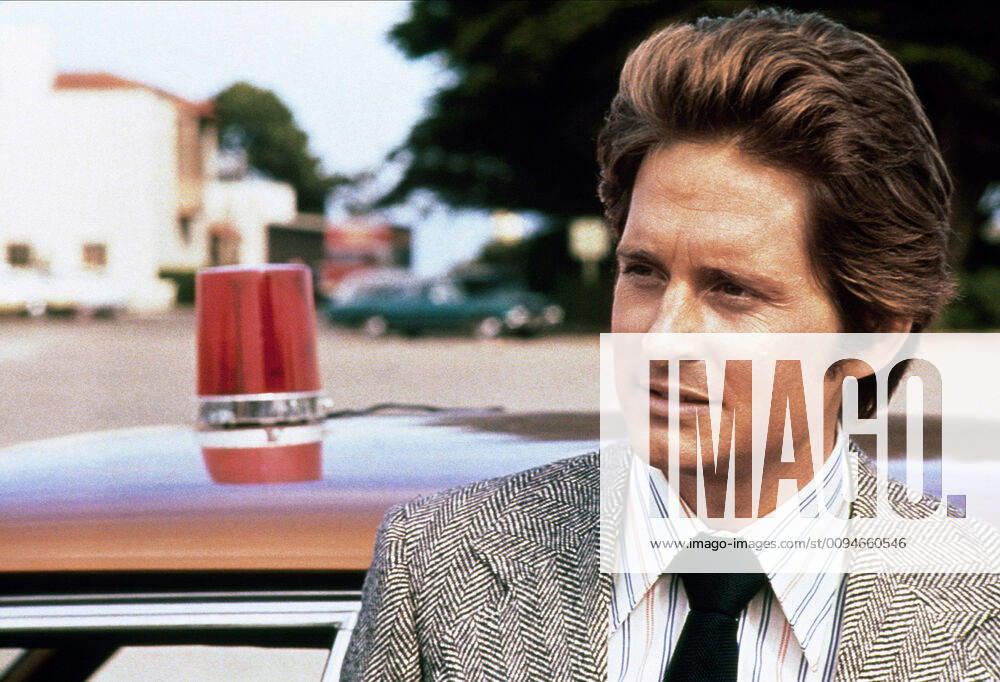 Michael Douglas Characters: Inspector Steve Keller Television: The Streets Of San Fransisco (1972) Director: Corey Allen 16 September 1972 Die Stra?en von San Francisco (The Streets of San Francisco, TV-Serie, USA 1972-1977) Michael Douglas Polizeilicht WICHTIG: Nutzung nur bei Filmtitelnennung und oder in Zusammenhang mit Berichterstattung ?©ber diesen Film --- IMPORTANT: To be used solely for coverage of this specific motion picture tv programm