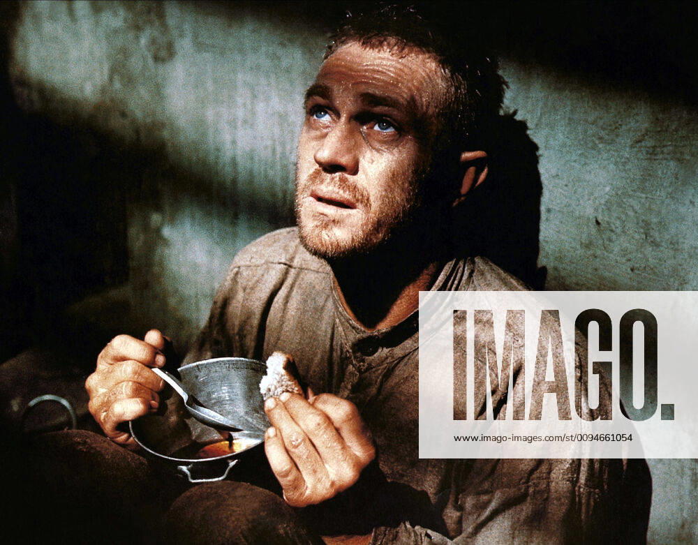 Steve Mcqueen Film: Papillon (1972) Director: Franklin J. Schaffner 16 December 1973 Papillon (Papillon, USA 1973, Regie: Franklin J. Schaffner) Steve McQueen StrÔÇ?fling, Gefangener, GefÔÇ?ngnis, StrÔÇ?flingsinsel, GefÔÇ?ngnisinsel, Einzelhaft, Blechnapf, Wasser und Brot; Verfilmung des autobiografischen Romans von Henri Charriere, Literaturverfilmung ------WICHTIG: Nutzung nur redaktionell mit Filmtitelnennung bzw. Berichterstattung ?©ber diesen Film. Buch- und Kalendernutzung nur nach Absprache. ------IMPORTANT: To be used solely for editorial coverage of this specific motion picture TV programme.