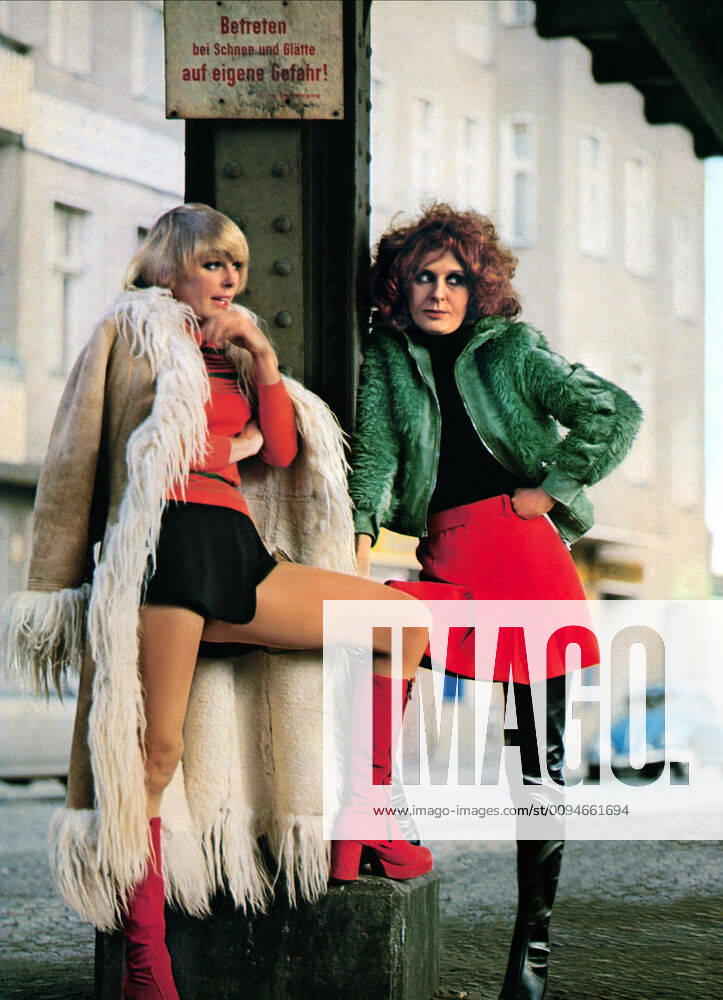 Elke Sommer & Ortrud Beginnen Characters: Miezi, Babsy Film: One Or The Other (DE 1974) Director: Wolfgang Petersen 22 April 1974 Einer von uns beiden (BRD 1973, Regie: Wolfgang Petersen) Elke Sommer, Ortrud Beginnen junge Frauen, Minirock, Mini, Stiefel, Prostitution, Strassenprostitution, Prostituierte, Hure, Dirne, anschaffen, Lammfellmantel; erster Kinofilm des vom Fernsehen kommenden Regisseurs Petersen ------WICHTIG: Nutzung nur redaktionell mit Filmtitelnennung bzw. Berichterstattung ?©ber diesen Film. Buch- und Kalendernutzung nur nach Absprache.------IMPORTANT: To be used solely for editorial coverage of this specific motion picture TV programme.