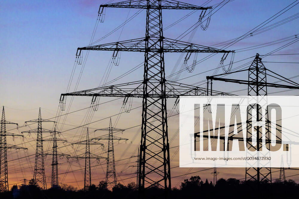 DEU, Germany, Baden Württemberg, Ludwigsburg am Neckar, 31 10 2019 High-voltage pylons, overhead power lines in front of a colourful sky, sunset