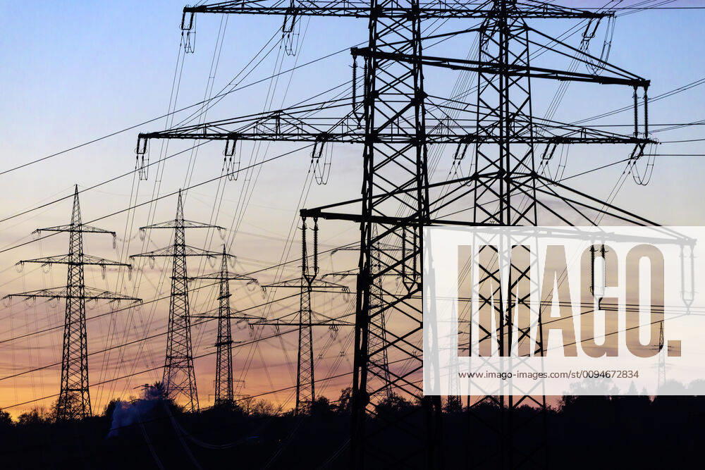 DEU, Germany, Baden Württemberg, Ludwigsburg am Neckar, 31 10 2019 High-voltage pylons, overhead power lines in front of a colourful sky, sunset