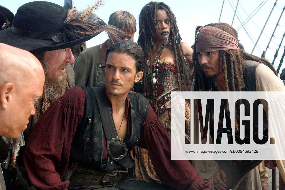 Geoffrey Rush, Orlando Bloom, Naomie Harris & Johnny Depp Characters: Barbossa,Will Turner,Tia Dalma & Jack Sparrow Film: Pirates Of The Caribbean: At World S End; Pirates Of The Caribbean 3 (USA 2007) Director: Gore Verbinski 19 May 2007 _x0008_Pictured L-R: Marty (MARTIN KLEBBA), Captain Barbossa (Geoffrey Rush), Will Turner (ORLANDO BLOOM), Tia Dalma (NAOMIE HARRIS), and Captain Jack Sparrow (JOHNNY DEPP) in a scene from PIRATES OF THE CARIBBEAN: AT WORLD S END, directed by Gore Verbinski and produced by Jerry Bruckheimer, from a screenplay written by Ted Elliott & Terry Rossio
