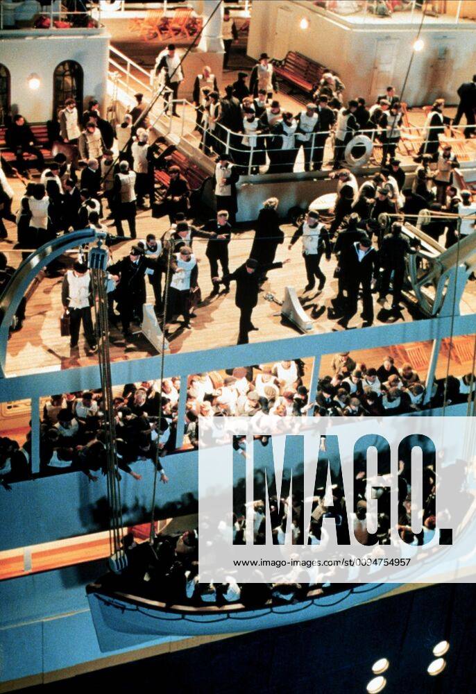 Lifeboat Scene Film: Titanic (USA 1997) Director: James Cameron 01 November 1997