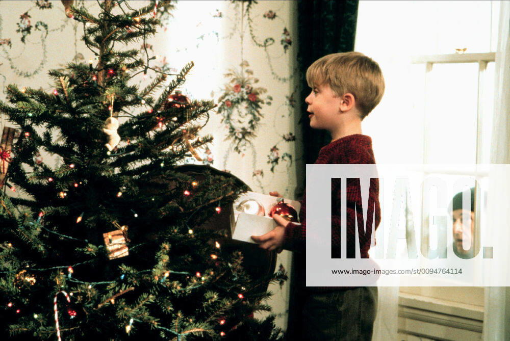 Macaulay Culkin & Joe Pesci Characters: Kevin McCallister & Harry Film: Home Alone (USA 1990) Director: Chris Columbus 10 November 1990