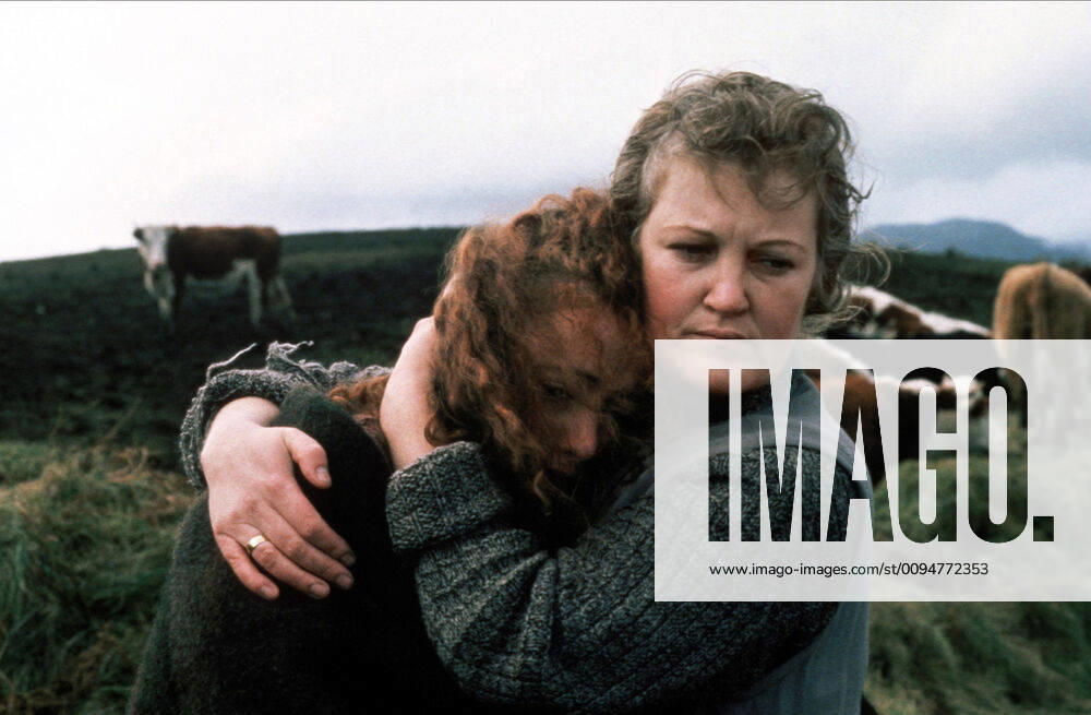 Brenda Fricker Characters: Maggie McCabe Film: The Field (1990) Director: Jim Sheridan 13 September 1990 Das Feld (The Field, Irland 1990, Regie: Jim Sheridan, nach einem Theaterst?©ck von John B. Keane) Brenda Fricker, re. Frau tr?astet Frau, location: Irland WICHTIG: Nutzung nur bei Filmtitelnennung und oder in Zusammenhang mit Berichterstattung ?©ber diesen Film --- IMPORTANT: To be used solely for coverage of this specific motion picture tv programme