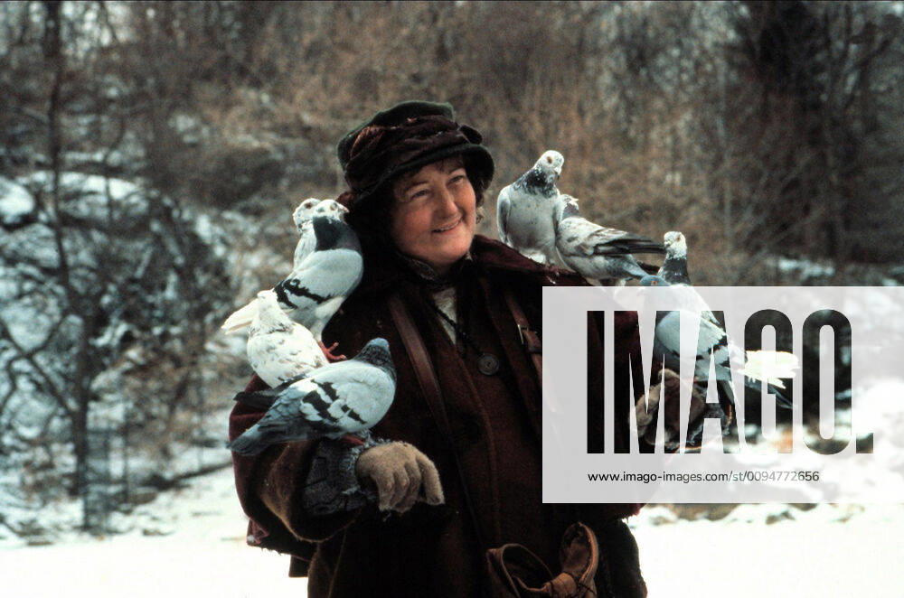 Brenda Fricker Characters: Bird Lady Film: Home Alone 2: Lost In New York (USA 1992) Director: Chris Columbus 15 November 1992 Kevin - Allein in New York (Home Alone 2: Lost in New York, USA 1991, Regie: Chris Columbus) Brenda Fricker alte Frau in Central Park, Winter, Schnee, Mantel, Hut, Tauben auf Armen sitzen; II, two -------WICHTIG: Nutzung nur redaktionell mit Filmtitelnennung bzw. Berichterstattung ??ber diesen Film. Buch- und Kalendernutzung nur nach Absprache. ------IMPORTANT: To be used solely for editorial coverage of this specific motion picture TV programme. RTG16