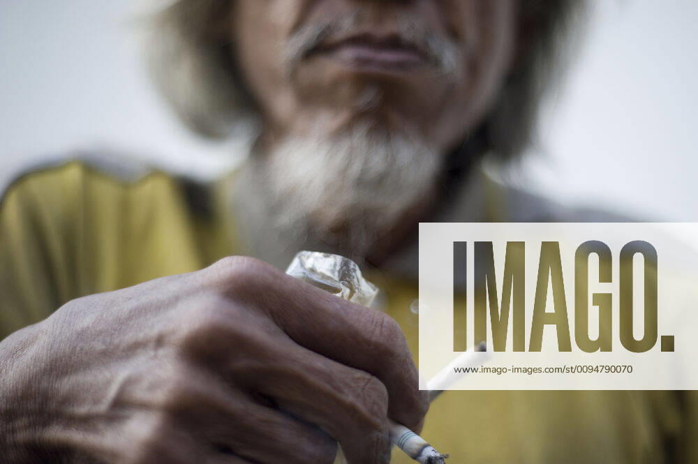 IMAGO Creative: Gesellschaft, Armut Homeless man holding a cigarette and a joint Thailand, Bangkok, Bangkok ,editorial use only CR_XWAO190924L-205615-01