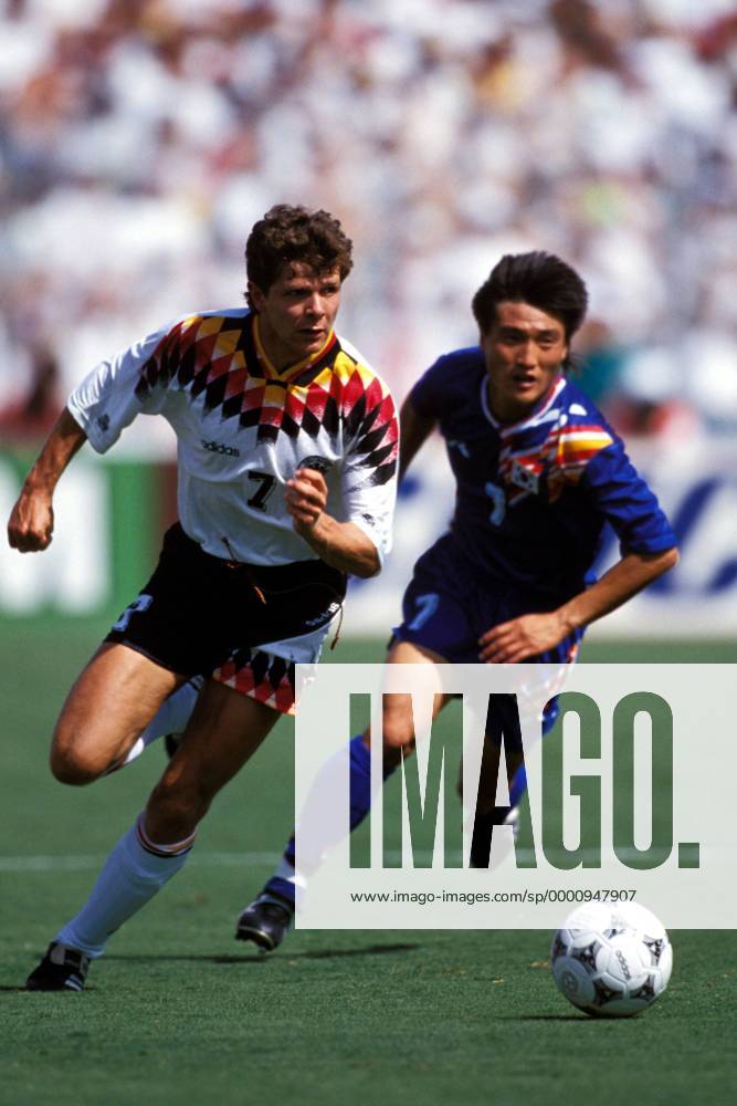 Andreas Möller (li., Deutschland) gegen Hong Gi Shin (Südkorea) Fußball WM Herren Weltmeisterschaft 1994, Länderspiel, Nationalmannschaft, Nationalteam, Nationaltrikot, Vdia Gruppe Dallas