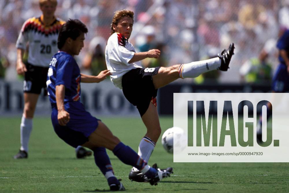 Thomas Häßler (re., Deutschland) Fußball WM Herren Weltmeisterschaft 1994, Länderspiel, Nationalmannschaft, Nationalteam, Nationaltrikot, Vdia Gruppe Dallas Dynamik,