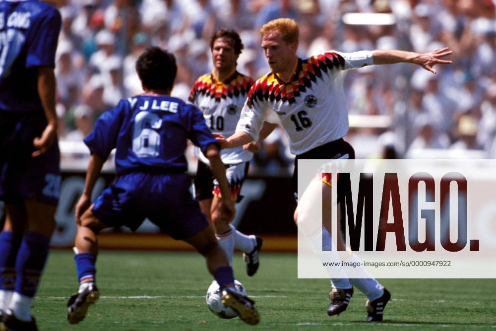 Matthias Sammer (re., Deutschland) gegen Young Jin Lee (Südkorea) Fußball WM Herren Weltmeisterschaft 1994, Länderspiel, Nationalmannschaft, Nationalteam, Nationaltrikot, Vdia Gruppe Dallas