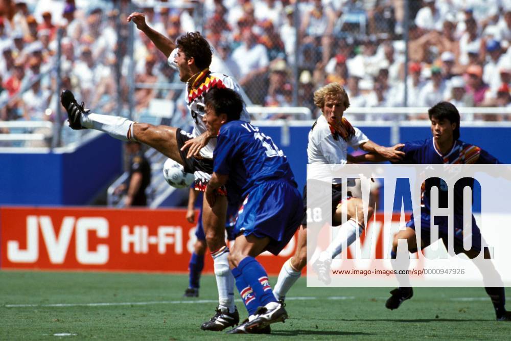 Karl-Heinz Riedle (li., Deutschland) gegen Young Il Choi (Südkorea) Fußball WM Herren Weltmeisterschaft 1994, Länderspiel, Nationalmannschaft, Nationalteam, Nationaltrikot, Vdia Gruppe Dallas Dynamik,