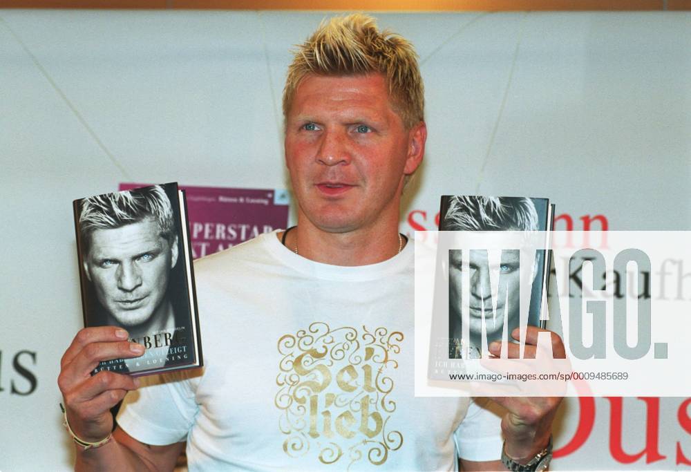 Stefan Effenberg mit seiner Autobiografie 05 03 te Mann Fußball Fußballspieler Spieler Fußballer Sportler Profisportler Profisport Profi-Sport Buch Biografie Autor Ich hab s allen gezeigt blond blondiert kurzhaarig leger T-Shirt Sei lieb sitzend Dekoration Podium halb quer lächelnd zur Seite schauend Bücher haltend präsentierend Fototermin Buchpräsentation Pressekonferenz PK am 08.05.2003 in Berlin