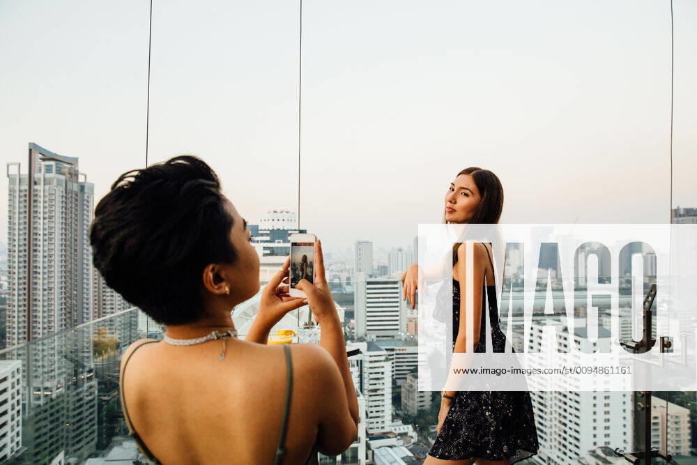 IMAGO Creative: Ende des Sommers Woman Poses for Photo on Rooftop Thailand, Bangkok, Bangkok CR_JABUWS190924B-201213-01