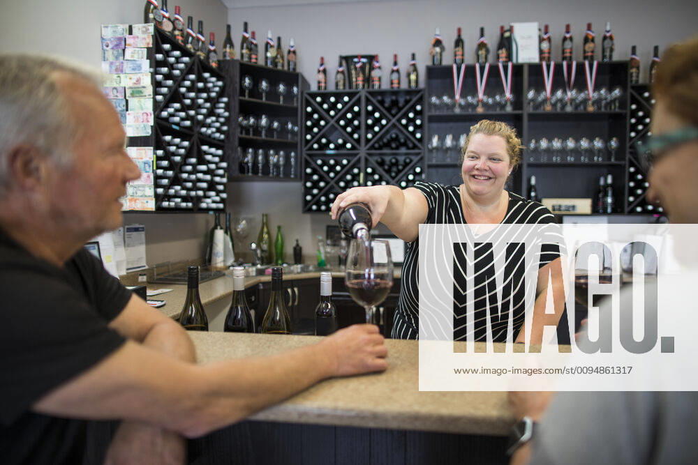 IMAGO Creative: Landleben - Essen Winery employee pours red wine sample during a wine tour Canada, British Columbia, Abbotsford CR_JDIP190924-124921-01