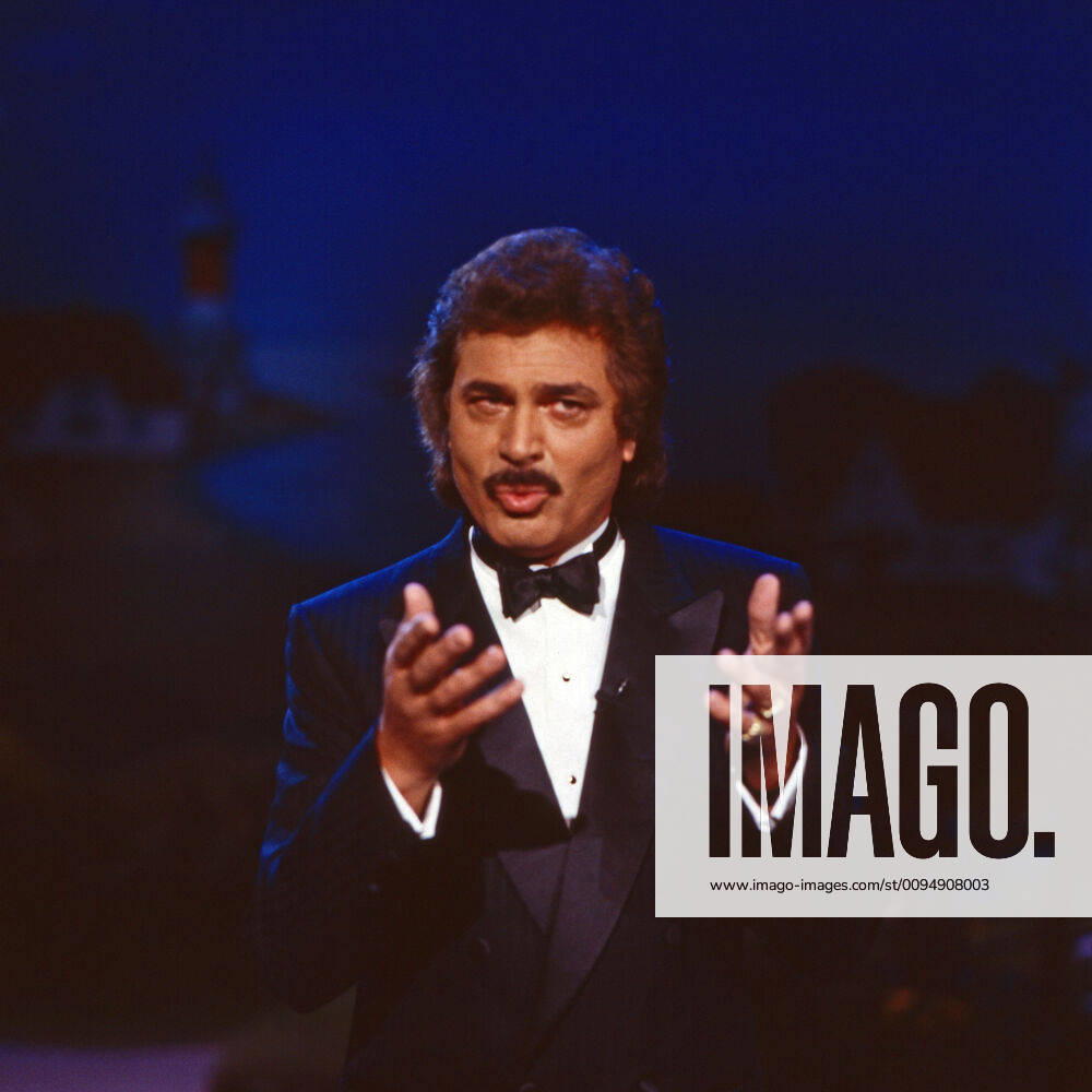 Engelbert, britischer Sänger, bei einem Auftritt in Deutschland, 1980er Jahre. British singer Engelbert performing in Germany, 1980s.
